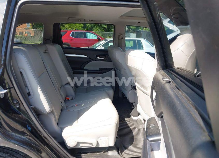 Photo 8 of 2017 Toyota Highlander XLE (VIN 5TDJZRFH1HS394399)