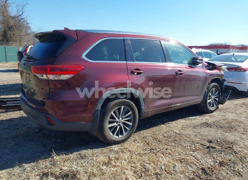 Photo 4 of 2017 Toyota Highlander XLE (VIN 5TDJZRFH1HS396749)
