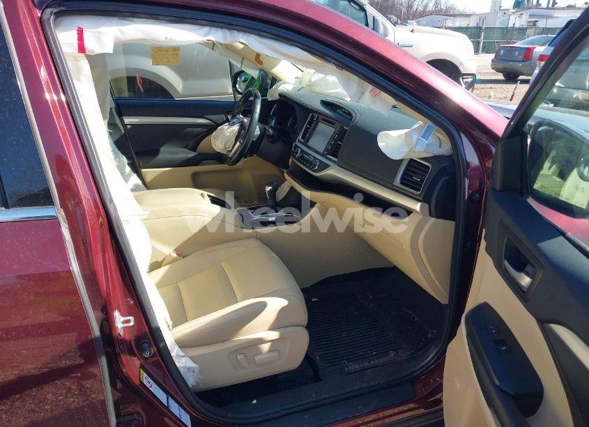 Photo 5 of 2017 Toyota Highlander XLE (VIN 5TDJZRFH1HS396749)