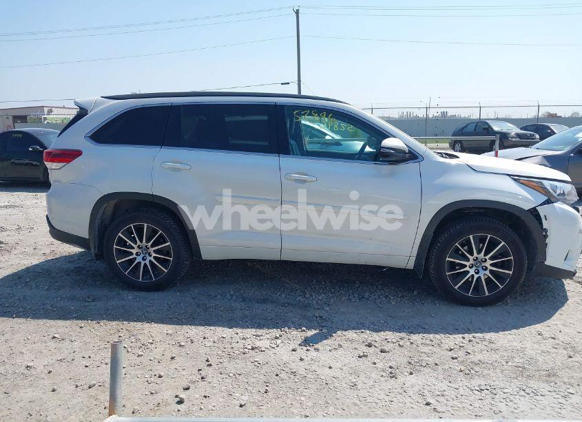 Photo 13 of 2017 Toyota Highlander SE (VIN 5TDJZRFH1HS515030)