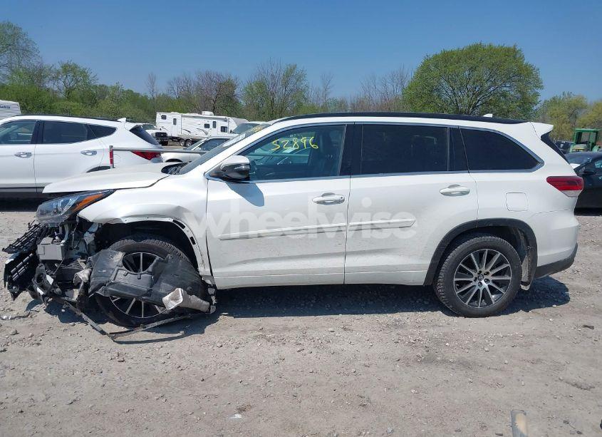 Photo 14 of 2017 Toyota Highlander SE (VIN 5TDJZRFH1HS515030)