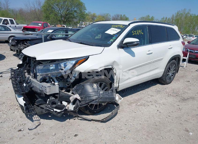 Photo 2 of 2017 Toyota Highlander SE (VIN 5TDJZRFH1HS515030)