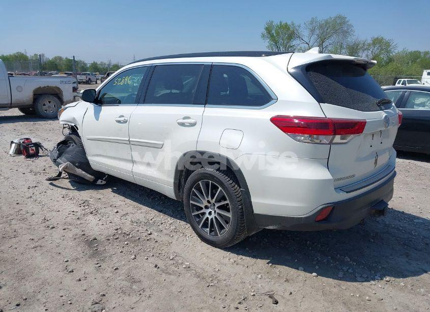 Photo 3 of 2017 Toyota Highlander SE (VIN 5TDJZRFH1HS515030)