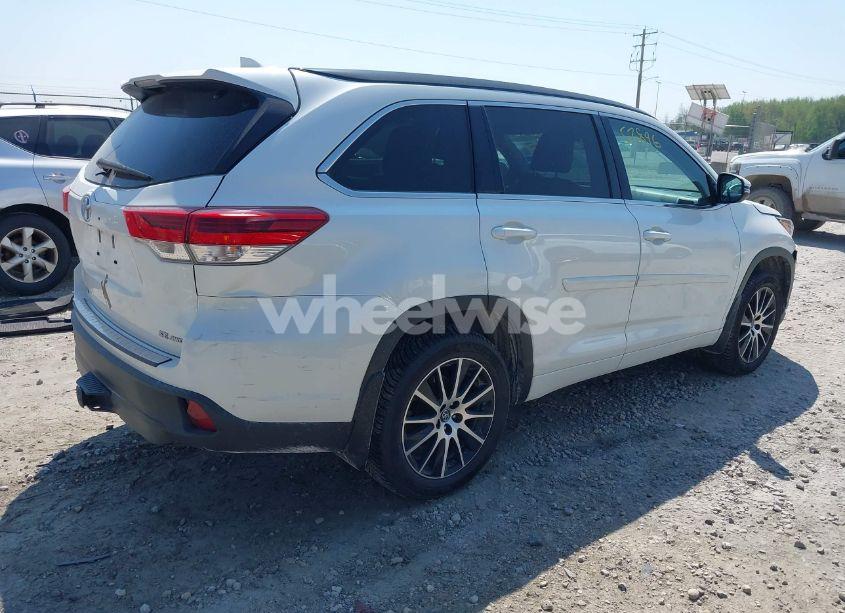 Photo 4 of 2017 Toyota Highlander SE (VIN 5TDJZRFH1HS515030)