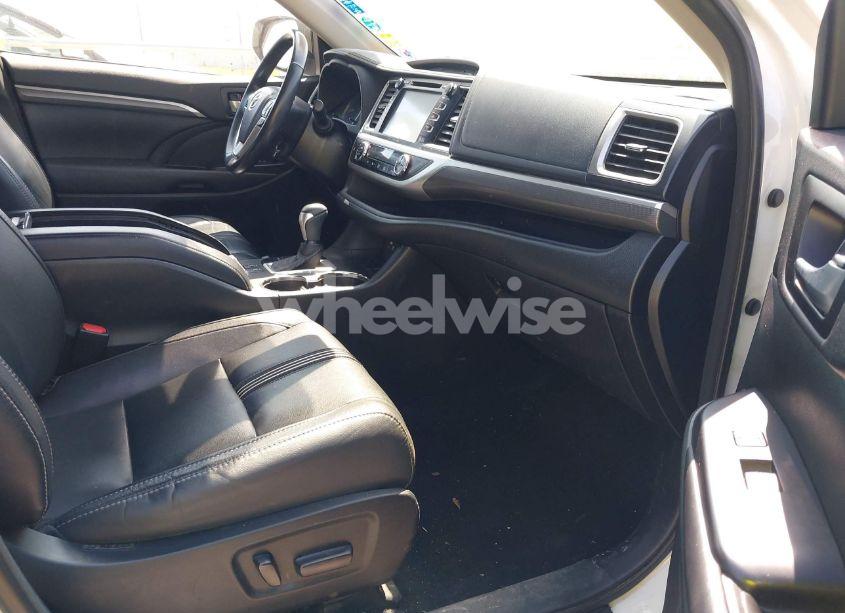 Photo 5 of 2017 Toyota Highlander SE (VIN 5TDJZRFH1HS515030)