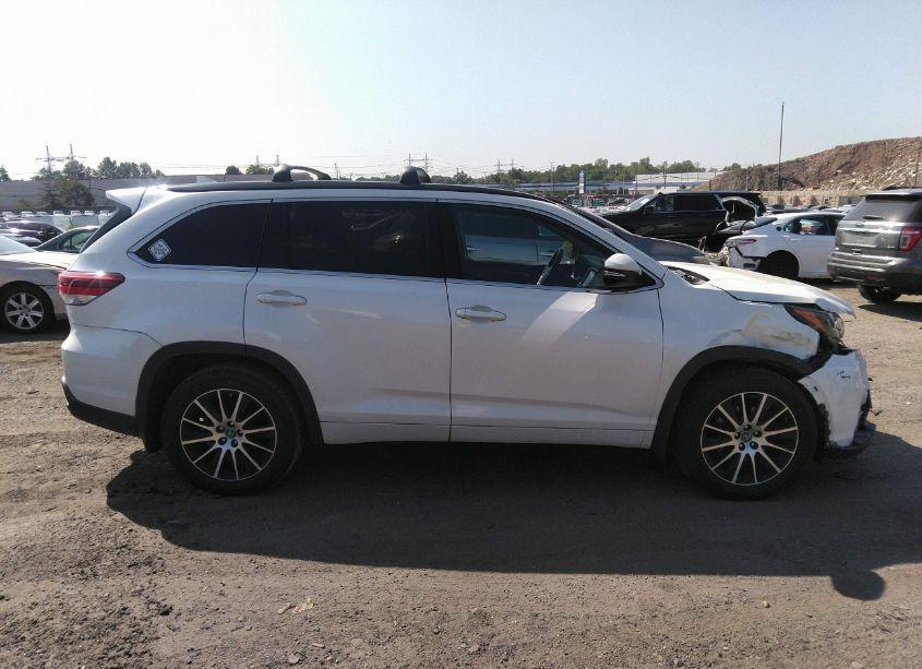 Photo 14 of 2017 Toyota Highlander SE (VIN 5TDJZRFH1HS521233)