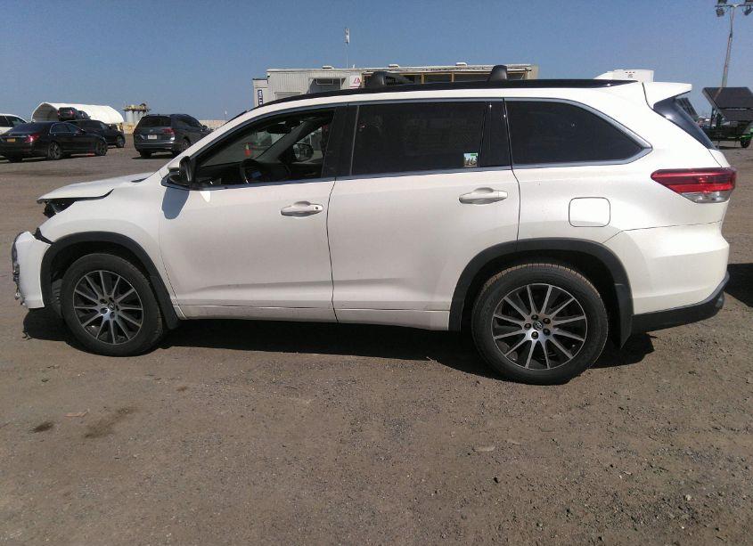 Photo 15 of 2017 Toyota Highlander SE (VIN 5TDJZRFH1HS521233)