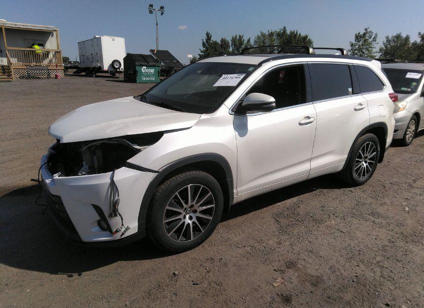 Photo 2 of 2017 Toyota Highlander SE (VIN 5TDJZRFH1HS521233)