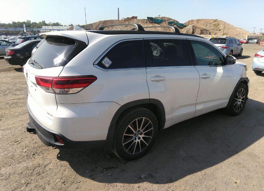 Photo 4 of 2017 Toyota Highlander SE (VIN 5TDJZRFH1HS521233)