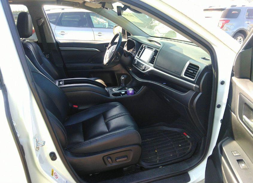 Photo 5 of 2017 Toyota Highlander SE (VIN 5TDJZRFH1HS521233)
