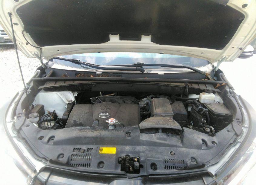 Photo 10 of 2018 Toyota Highlander SE (VIN 5TDJZRFH1JS499918)