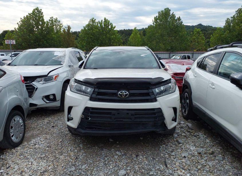 Photo 16 of 2018 Toyota Highlander SE (VIN 5TDJZRFH1JS499918)