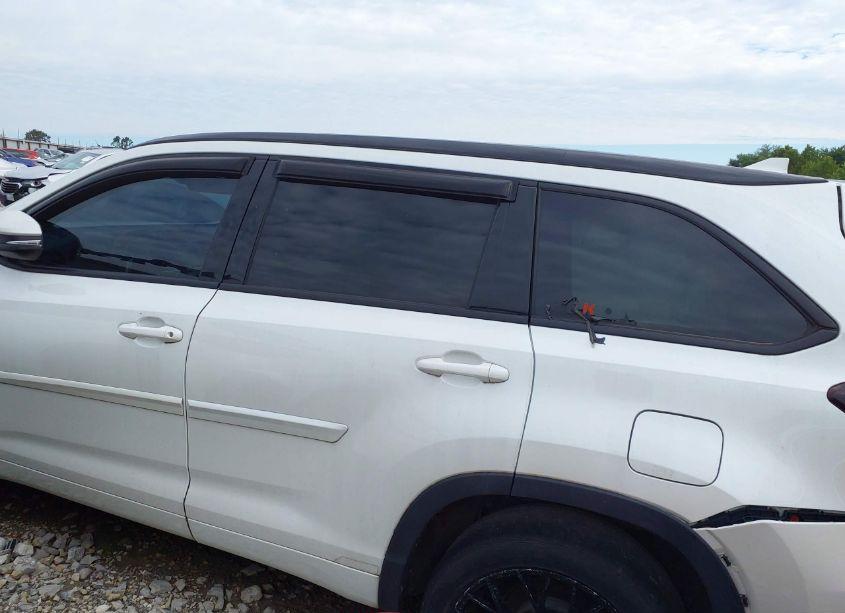 Photo 18 of 2018 Toyota Highlander SE (VIN 5TDJZRFH1JS499918)