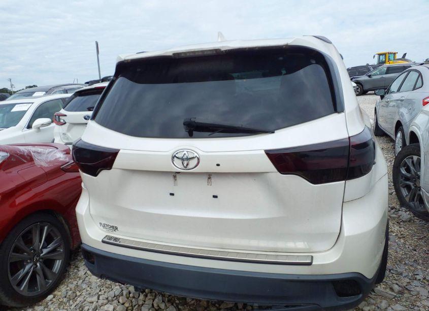 Photo 19 of 2018 Toyota Highlander SE (VIN 5TDJZRFH1JS499918)