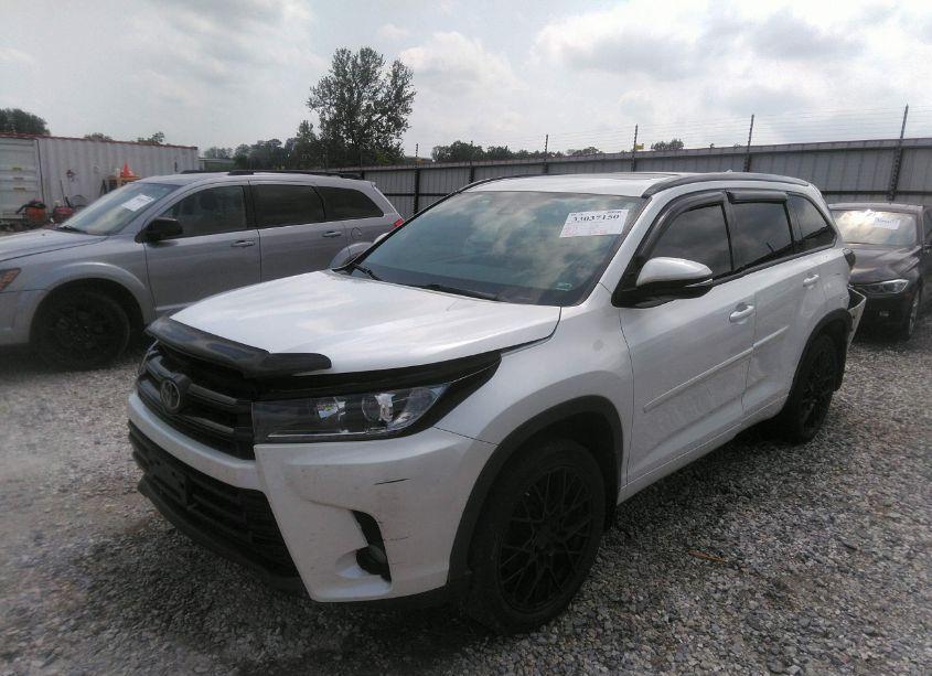 Photo 2 of 2018 Toyota Highlander SE (VIN 5TDJZRFH1JS499918)