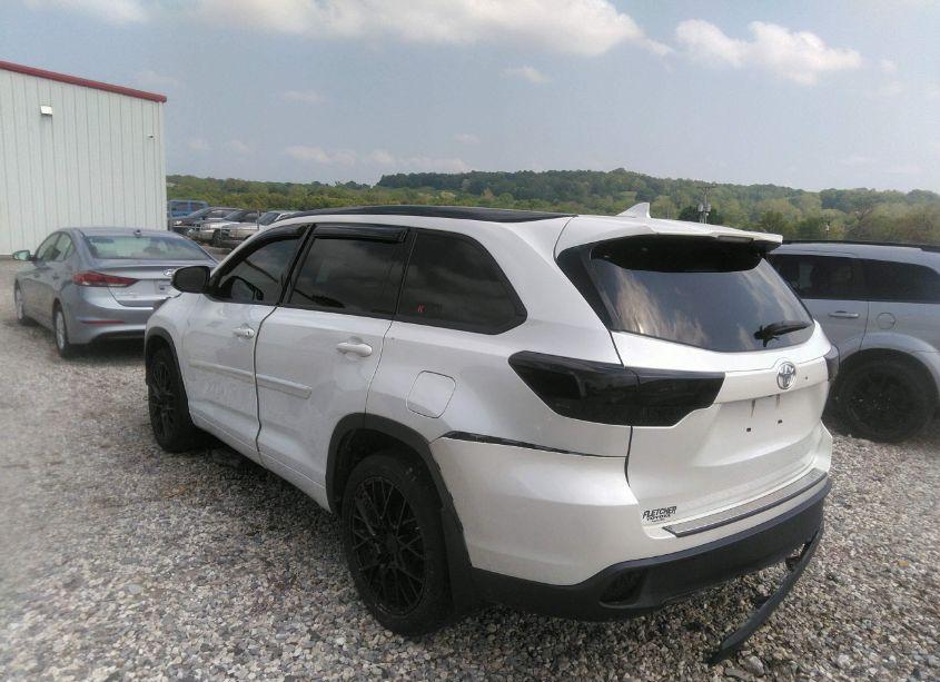 Photo 3 of 2018 Toyota Highlander SE (VIN 5TDJZRFH1JS499918)