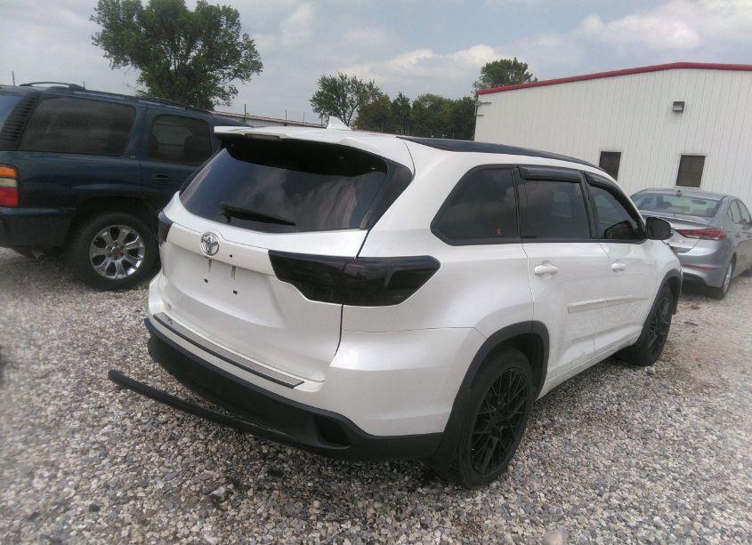 Photo 4 of 2018 Toyota Highlander SE (VIN 5TDJZRFH1JS499918)