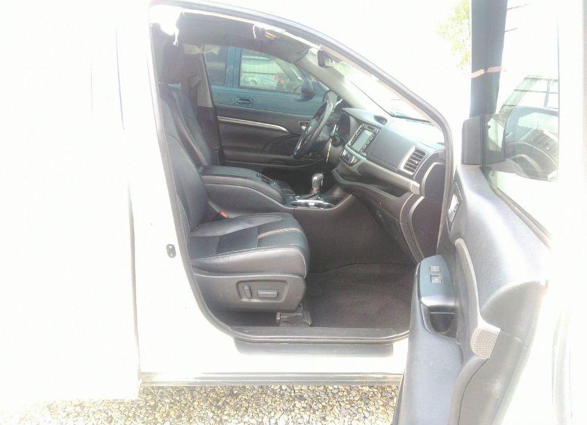 Photo 5 of 2018 Toyota Highlander SE (VIN 5TDJZRFH1JS499918)