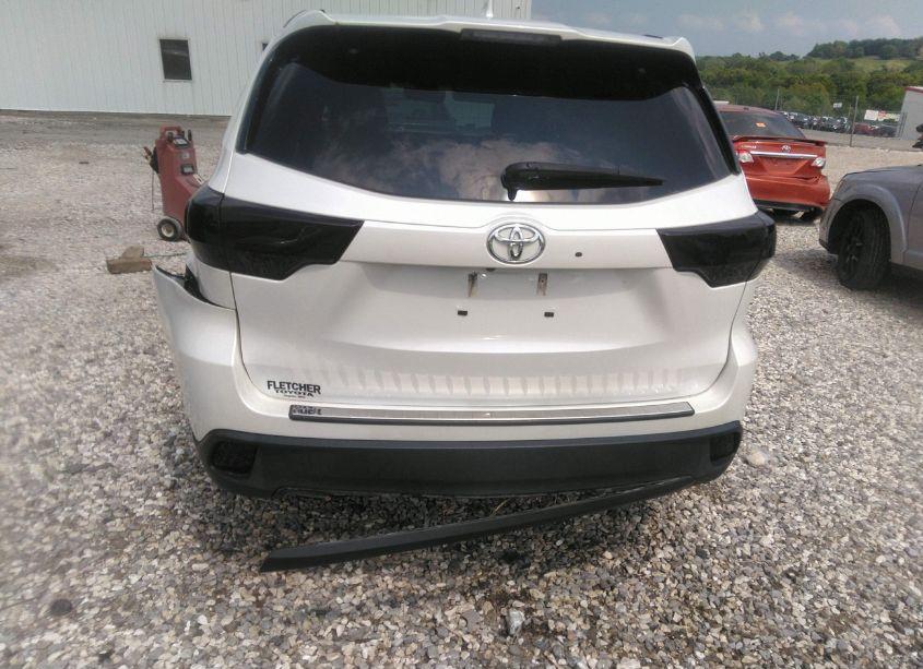 Photo 6 of 2018 Toyota Highlander SE (VIN 5TDJZRFH1JS499918)