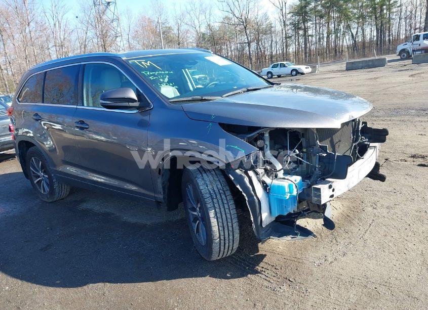 2018 Toyota Highlander XLE (VIN 5TDJZRFH1JS523943) main photo