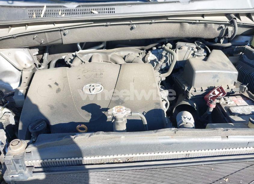 Photo 10 of 2018 Toyota Highlander XLE (VIN 5TDJZRFH1JS523943)