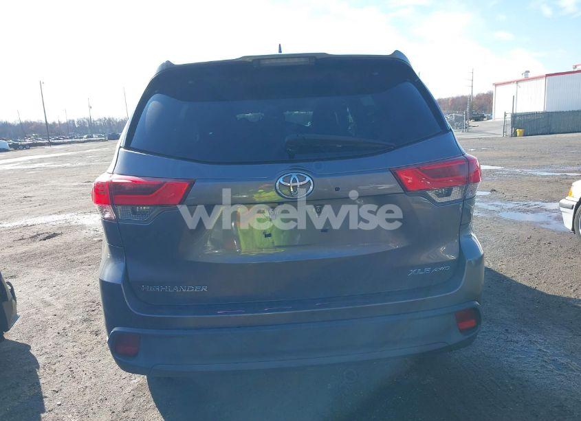 Photo 16 of 2018 Toyota Highlander XLE (VIN 5TDJZRFH1JS523943)