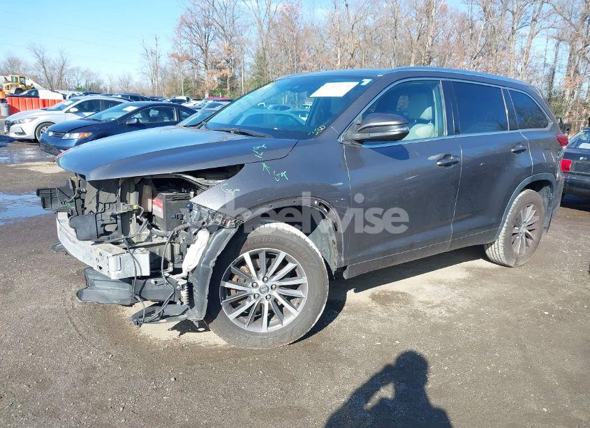 Photo 2 of 2018 Toyota Highlander XLE (VIN 5TDJZRFH1JS523943)