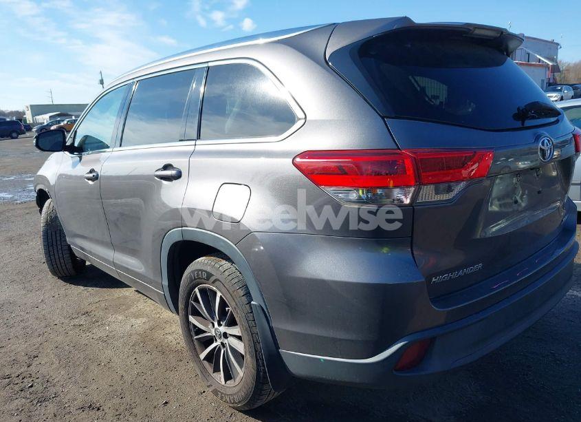 Photo 3 of 2018 Toyota Highlander XLE (VIN 5TDJZRFH1JS523943)