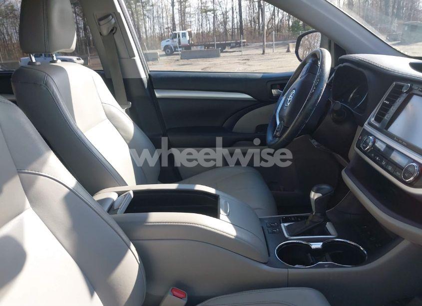 Photo 5 of 2018 Toyota Highlander XLE (VIN 5TDJZRFH1JS523943)
