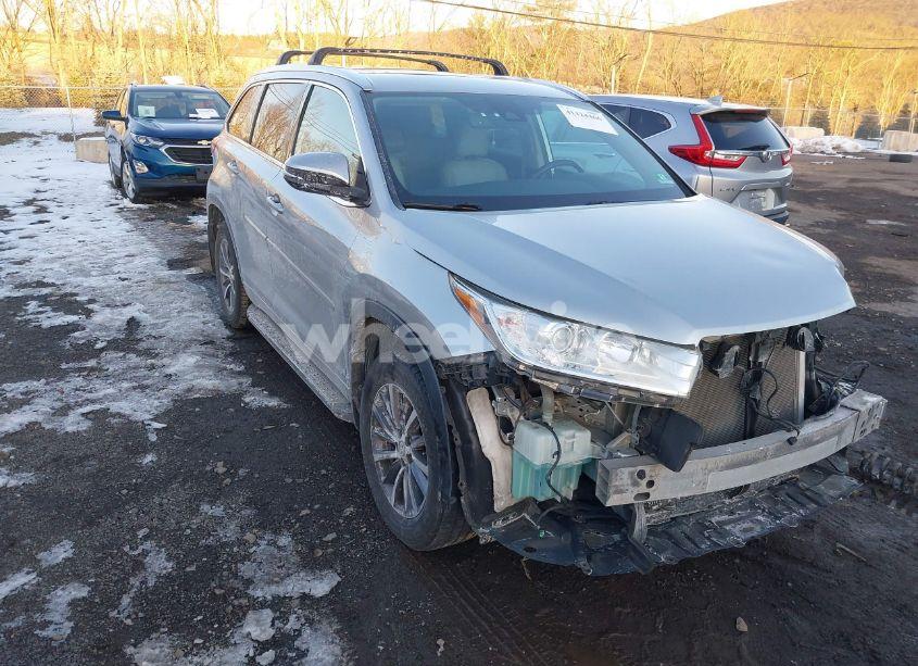 2018 Toyota Highlander XLE (VIN 5TDJZRFH1JS532772) main photo