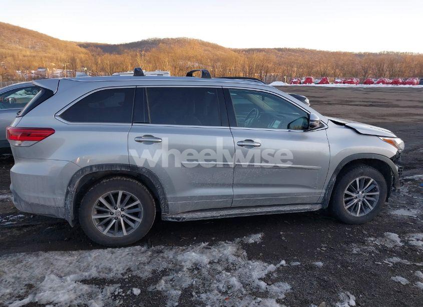 Photo 13 of 2018 Toyota Highlander XLE (VIN 5TDJZRFH1JS532772)