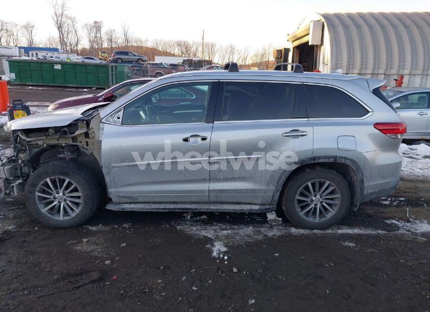 Photo 14 of 2018 Toyota Highlander XLE (VIN 5TDJZRFH1JS532772)