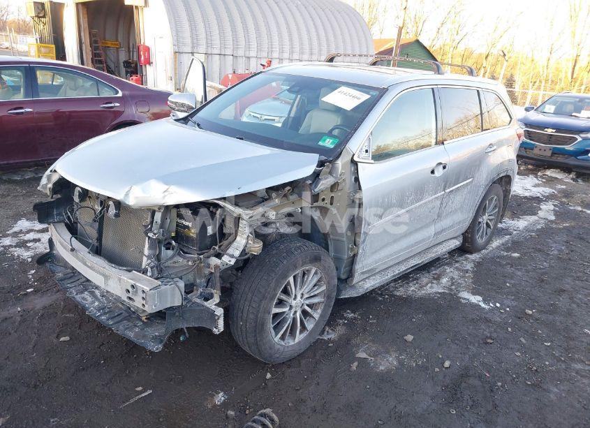 Photo 2 of 2018 Toyota Highlander XLE (VIN 5TDJZRFH1JS532772)