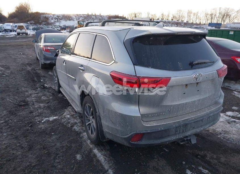 Photo 3 of 2018 Toyota Highlander XLE (VIN 5TDJZRFH1JS532772)