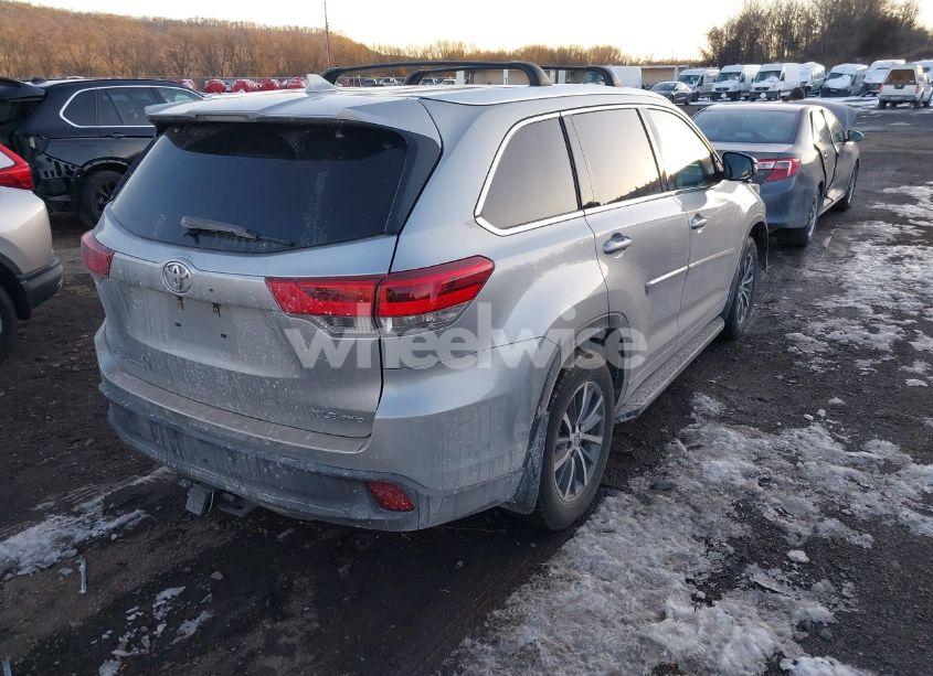 Photo 4 of 2018 Toyota Highlander XLE (VIN 5TDJZRFH1JS532772)