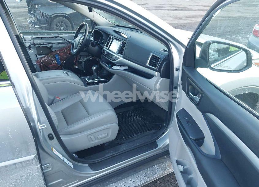 Photo 5 of 2018 Toyota Highlander XLE (VIN 5TDJZRFH1JS532772)
