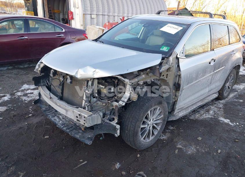 Photo 6 of 2018 Toyota Highlander XLE (VIN 5TDJZRFH1JS532772)