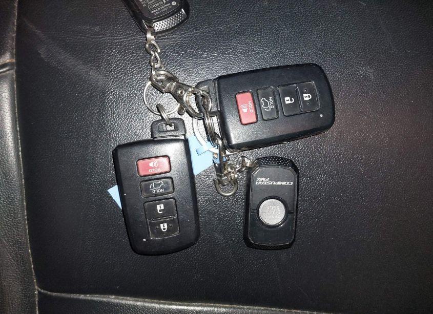 Photo 11 of 2018 Toyota Highlander XLE (VIN 5TDJZRFH1JS802700)