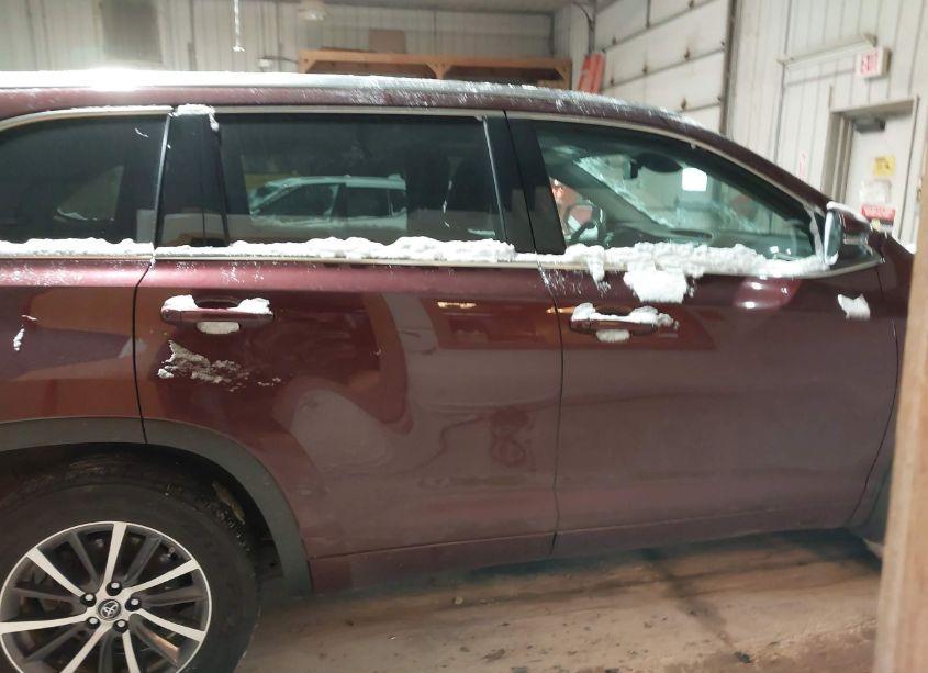 Photo 13 of 2018 Toyota Highlander XLE (VIN 5TDJZRFH1JS802700)