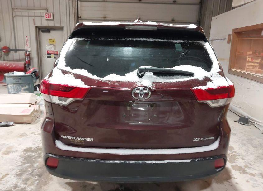 Photo 16 of 2018 Toyota Highlander XLE (VIN 5TDJZRFH1JS802700)