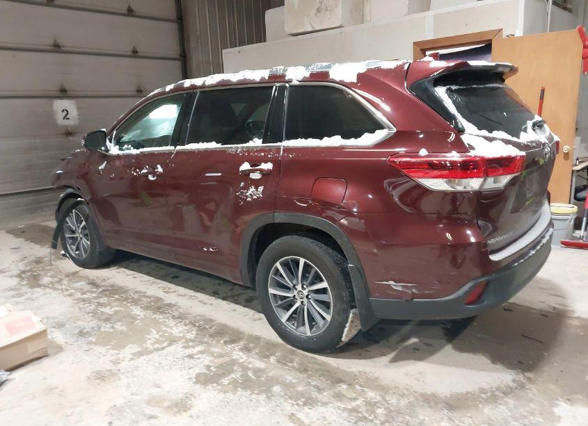 Photo 3 of 2018 Toyota Highlander XLE (VIN 5TDJZRFH1JS802700)