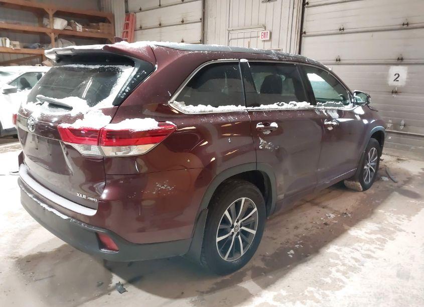 Photo 4 of 2018 Toyota Highlander XLE (VIN 5TDJZRFH1JS802700)