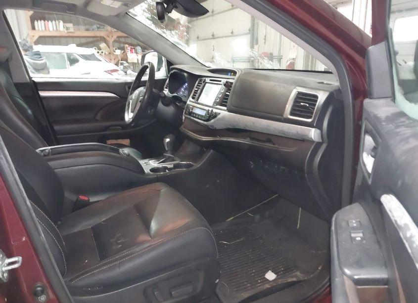 Photo 5 of 2018 Toyota Highlander XLE (VIN 5TDJZRFH1JS802700)
