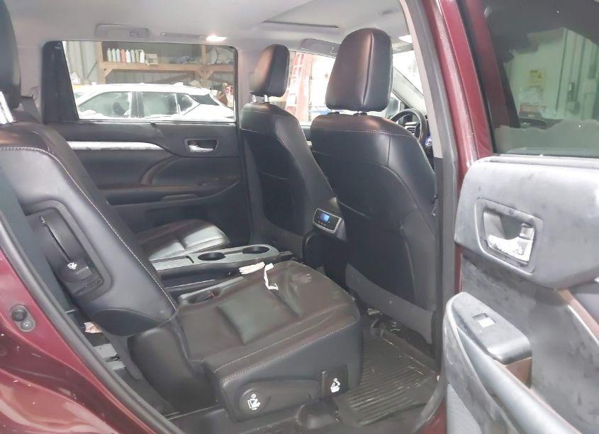 Photo 8 of 2018 Toyota Highlander XLE (VIN 5TDJZRFH1JS802700)