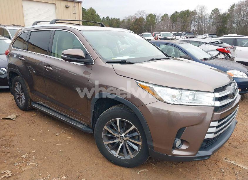 2018 Toyota Highlander XLE (VIN 5TDJZRFH1JS876490) main photo