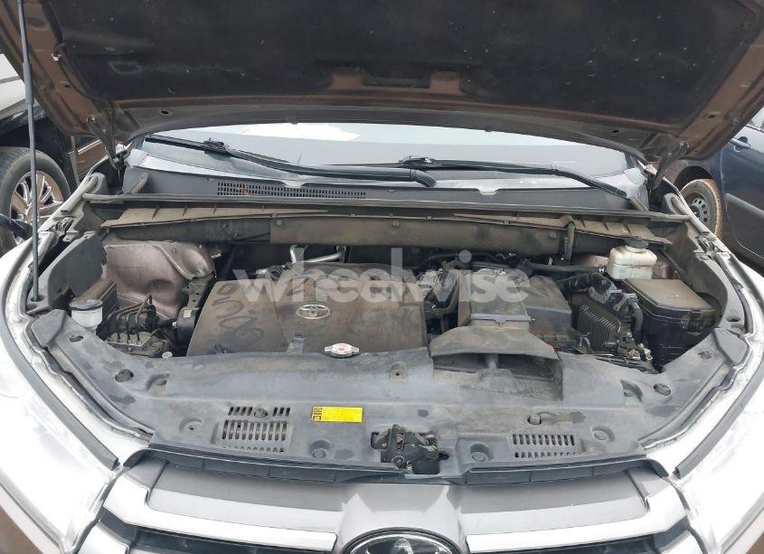 Photo 10 of 2018 Toyota Highlander XLE (VIN 5TDJZRFH1JS876490)