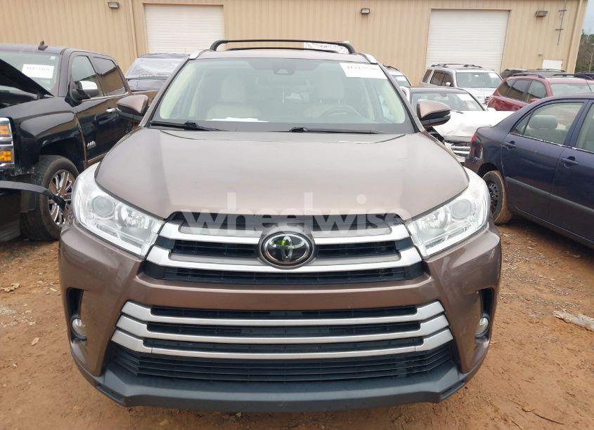 Photo 12 of 2018 Toyota Highlander XLE (VIN 5TDJZRFH1JS876490)