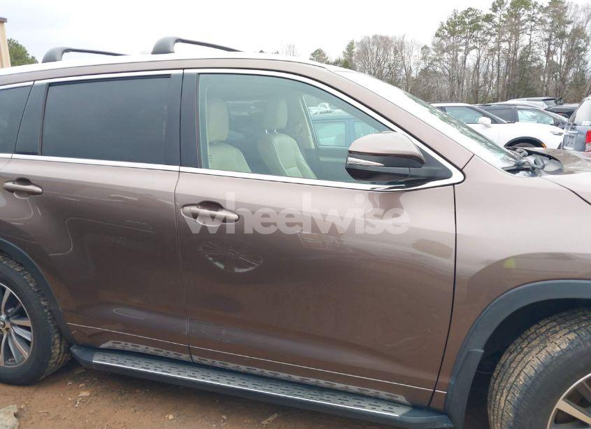 Photo 13 of 2018 Toyota Highlander XLE (VIN 5TDJZRFH1JS876490)