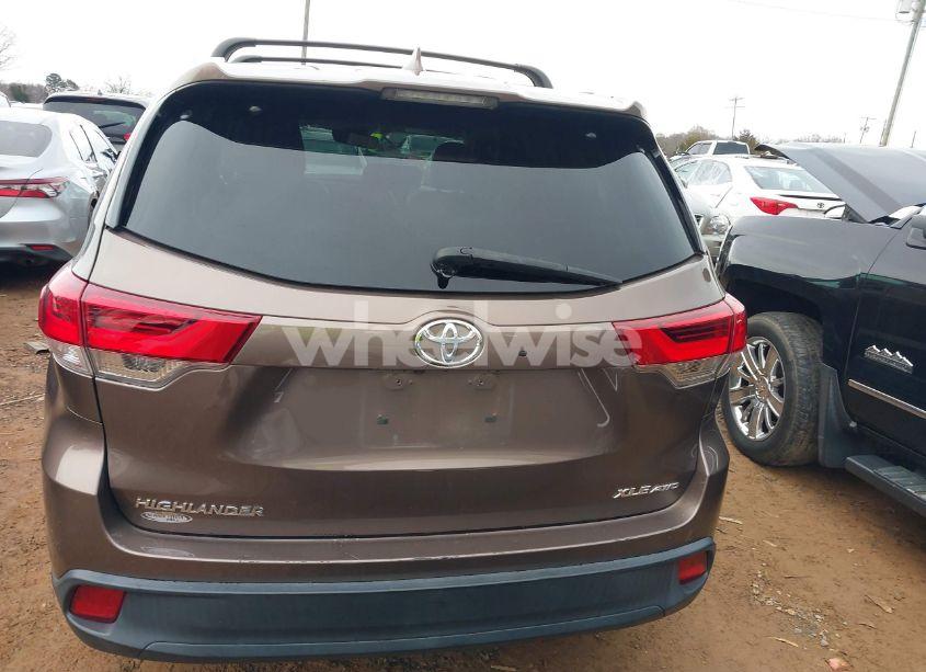 Photo 16 of 2018 Toyota Highlander XLE (VIN 5TDJZRFH1JS876490)