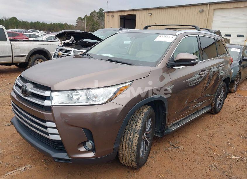 Photo 2 of 2018 Toyota Highlander XLE (VIN 5TDJZRFH1JS876490)